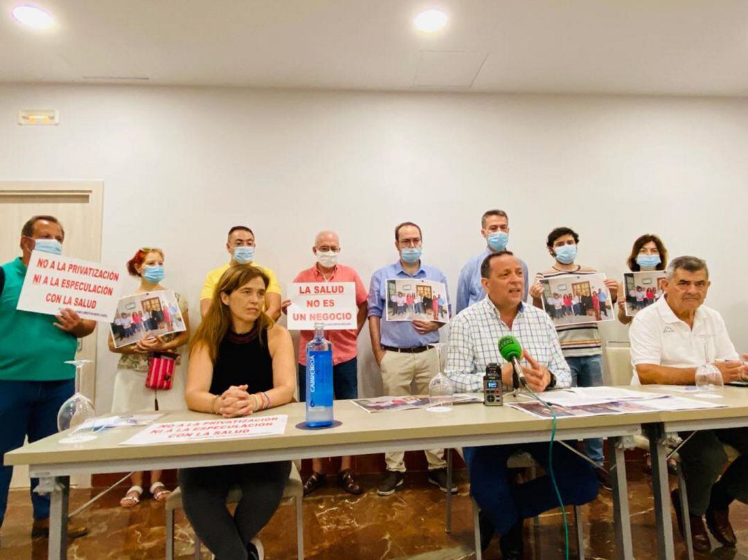 Representantes de la plataforma Aparcamientos Reina Sofía, durante una rueda de prensa