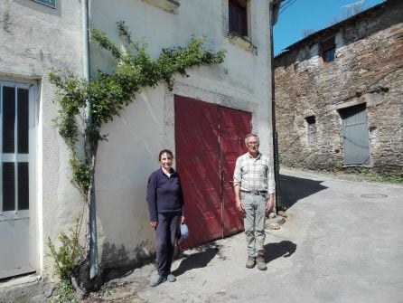 Perpetua y Luis, junto a su casa en Rihonor de Castilla