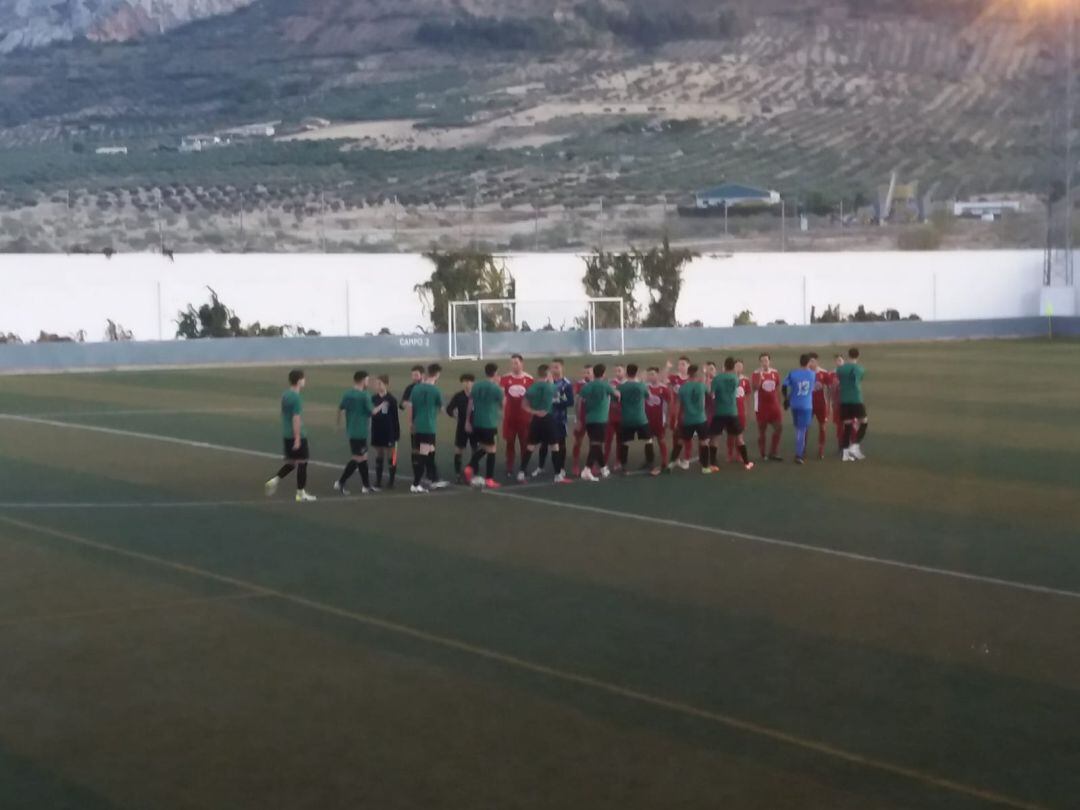 Saludo inicial entre los dos equipos y el trío arbitral