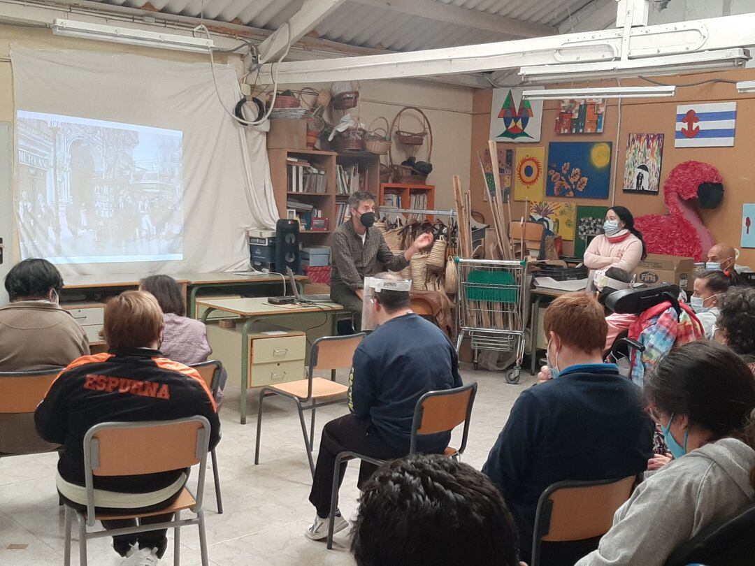 Paco Roca con los usuarios de la Fundació Espurna de Gandia