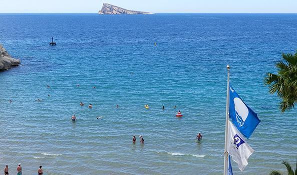 Una Bandera Azul ondeando en la playa de Mal Pas / Benidorm