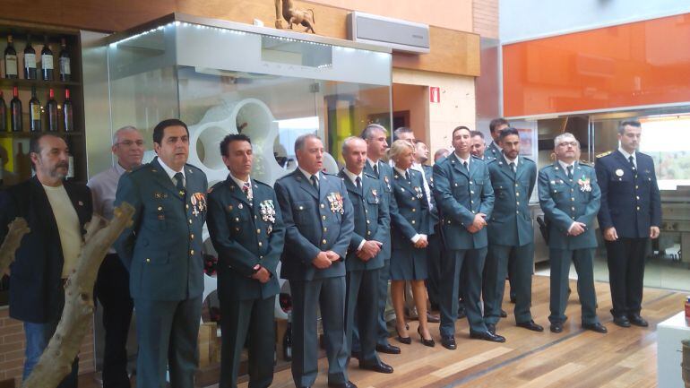 Agentes del acuartelamiento de la Guardia Civil de Dénia, durante el vino de honor celebrado en Marina de Dénia, en el acto celebrado el 12 de octubre en honor a la Virgen del Pilar.