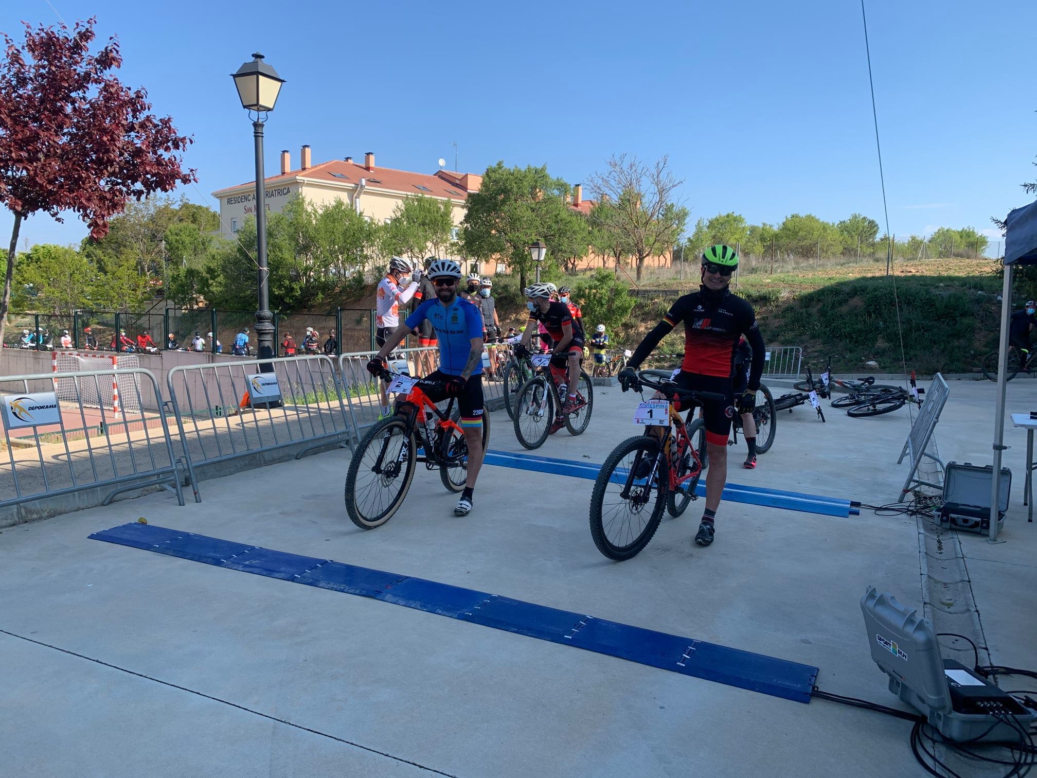 Algunos de los participantes de la pasada edición en la línea de salida de Fuentespina