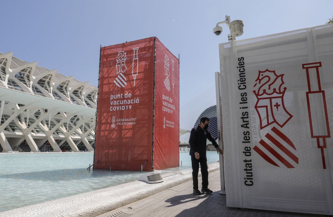 Punto de vacunación en la Ciudad de las Artes y las Ciencias de València de cara al inicio de la vacunación masiva contra la covid-19
