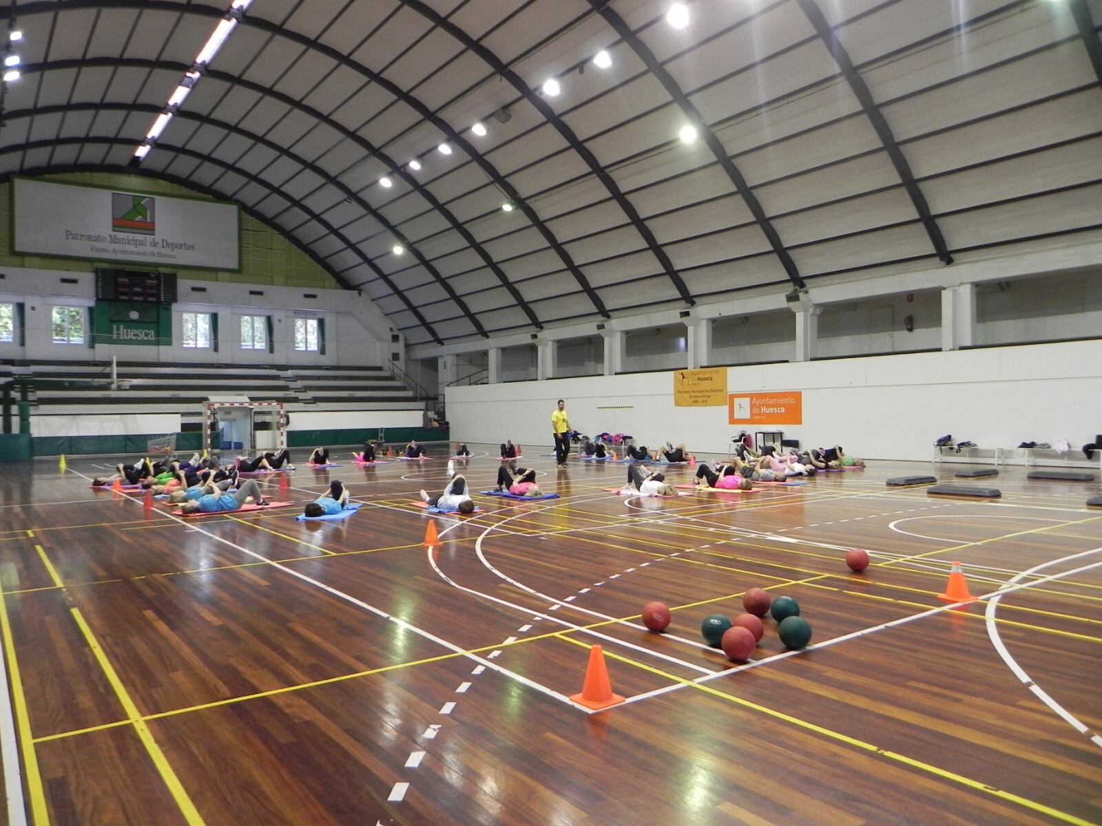 Clase de gimnasia de mantenimiento en un pabellón