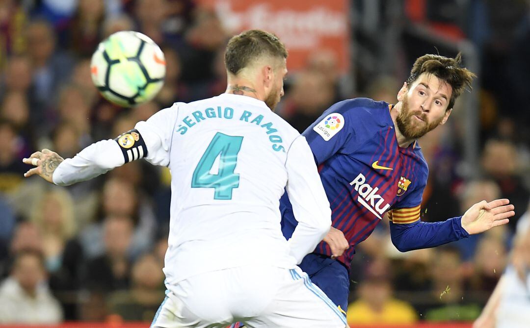 Ramos y Messi, en el Clásico de ida de la Liga, con goleada a favor del FC Barcelona.