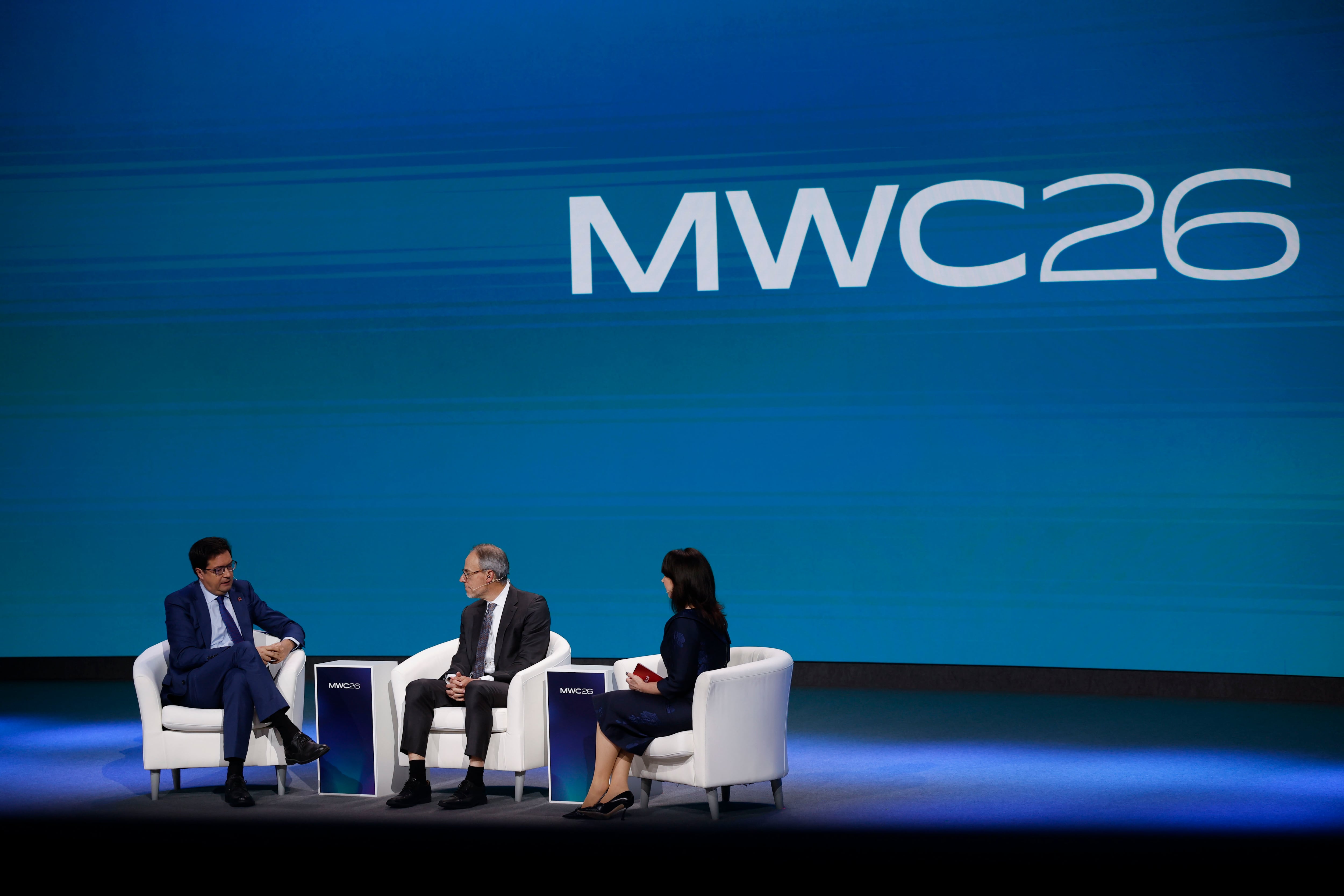 El ministro para la Transformación Digital y de la Función Pública, Óscar López (i); el vicepresidente sénior de Amazon Web Services, David Zapolsky; y la directora de marketing de GSMA, Lara Dewar, durante la jornada inaugural de la vigésima edición del Mobile World Congress (MWC) en Barcelona