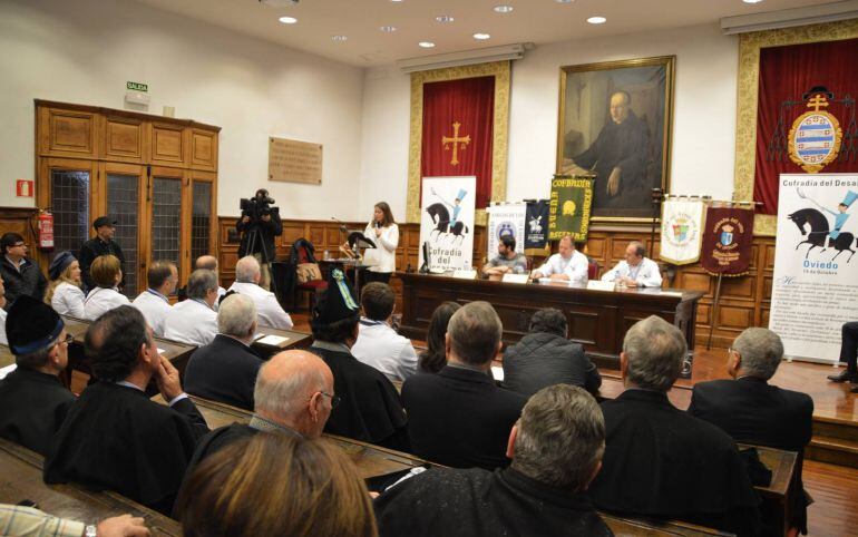 El acto solemne de la Cofradía del Desarme desarrollado en el Aula Magna de la Universidad de Oviedo