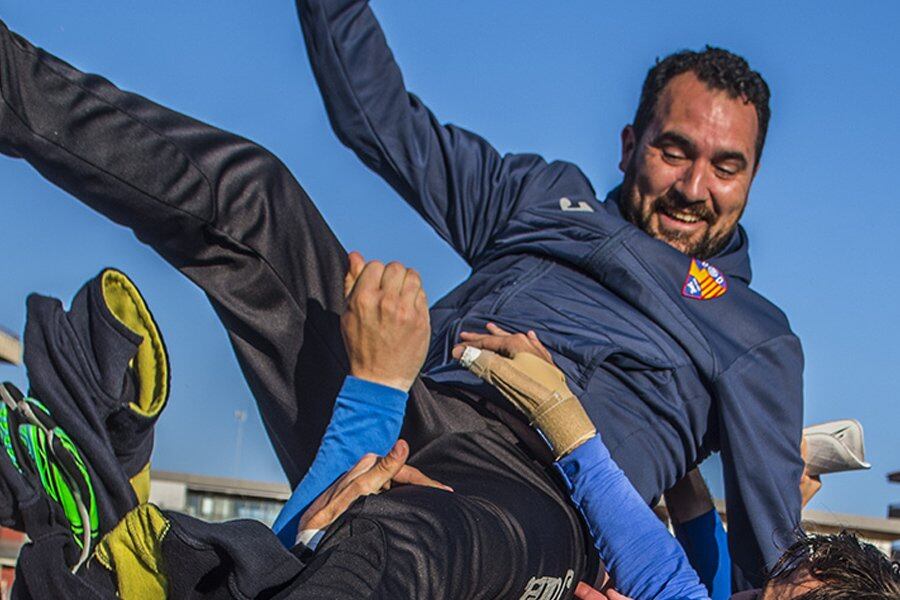 El tècnic seguirà una temporada más al front del primer equip de la UD Mahón.