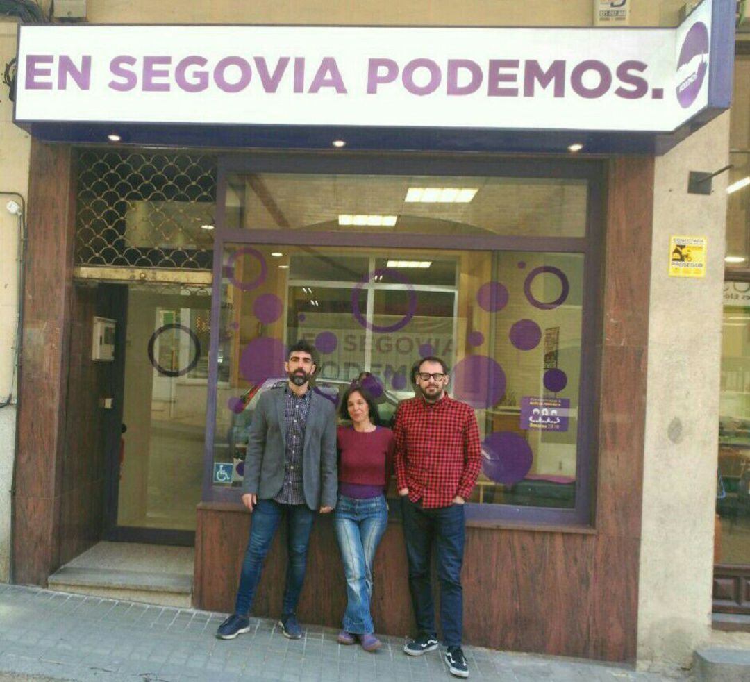 Guillermo San Juan, Amada Peñalosa y Javier Tomás en la sede de Podemos Segovia