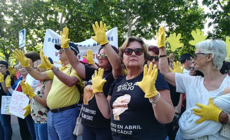 Protestas a las puertas del juzgado antes del inicio del juicio.