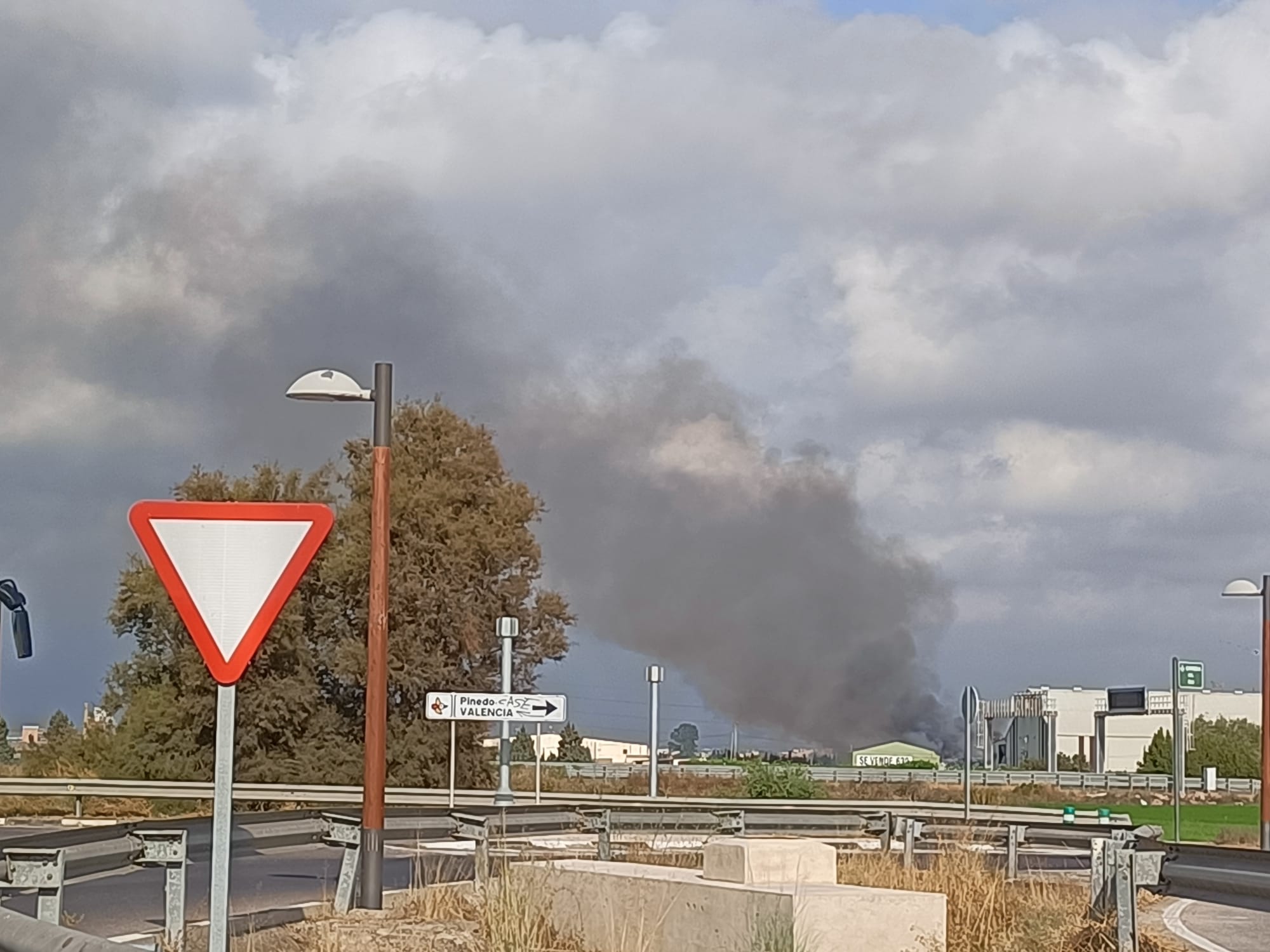Un incendio calcina el antiguo matadero de Pinedo y deja columnas de humo visibles desde varios kilómetros de distancia.