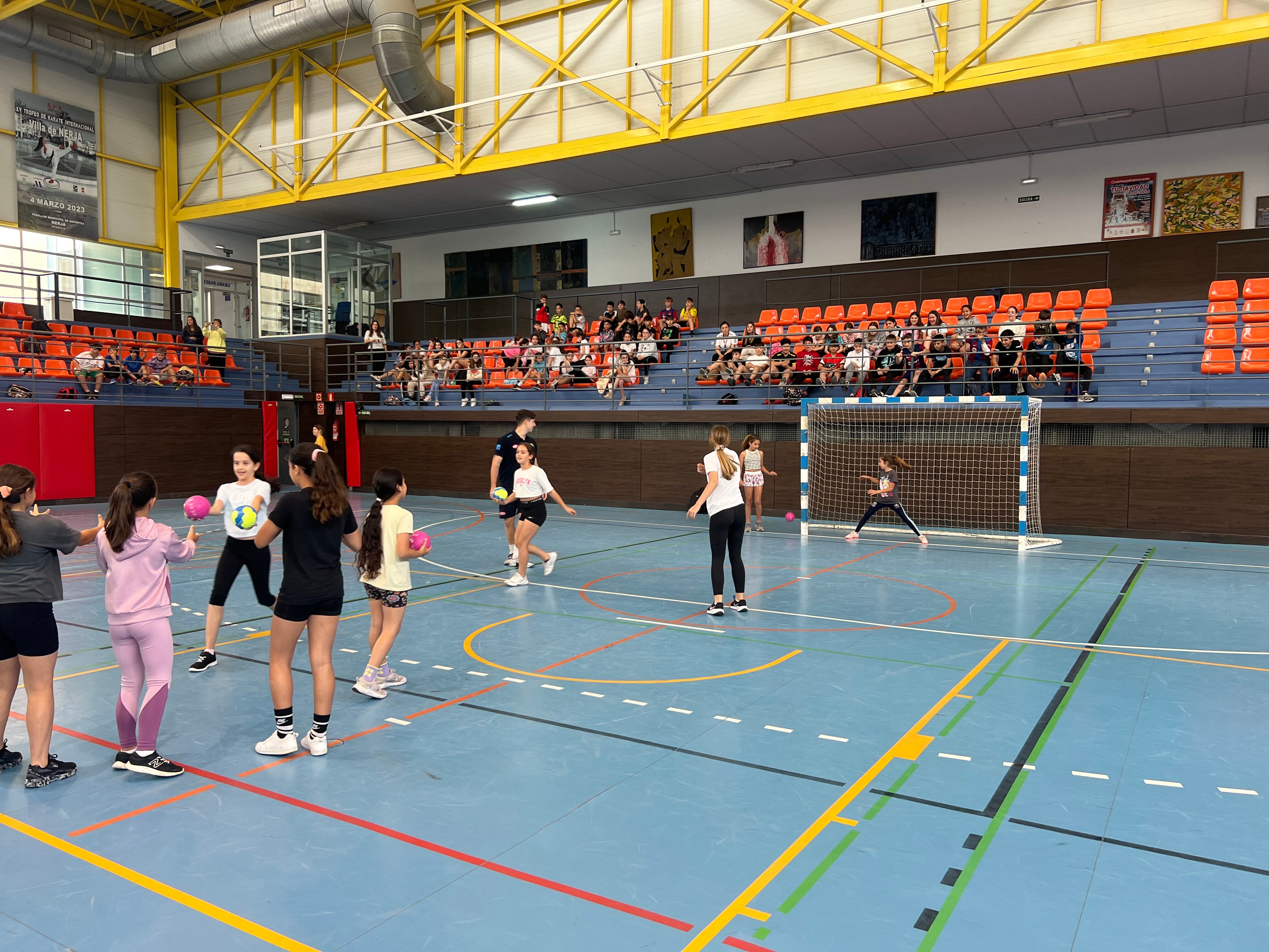 El Trops Málaga enseña balonmano a los escolares de Nerja