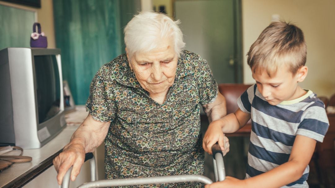 Una anciana camina con un andador.