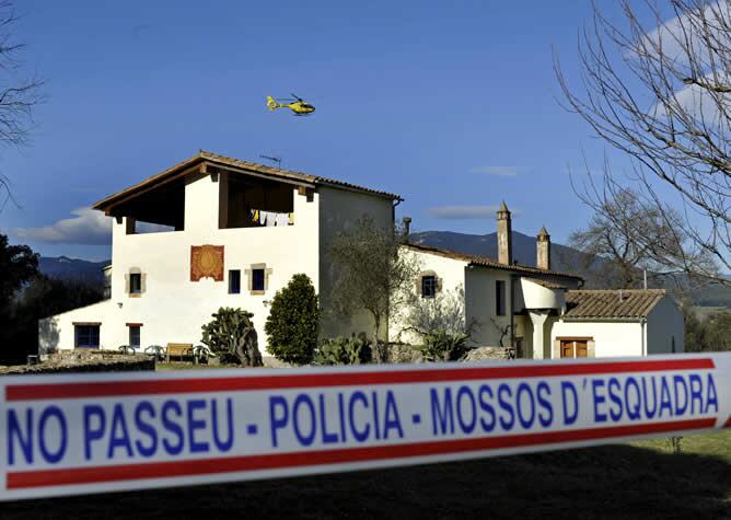 La casa rural Mas Cadavall dedicada al turismo rural, situada en el municipio de Serinyà (Girona), permanece precintada después de que este viernes se hallara en su interior el cuerpo de un hombre holandés de 33 años.