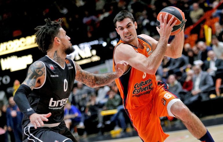 GRAF3161. VALENCIA, El alero del Valencia Basket, Alberto Abalde (d), trata de superar la defensa del alero italo americano del Brose Bamberg alemán, Daniel Hackett (i), durante el partido correspondiente a la jornada 25 de la fase regular de la Euroliga 