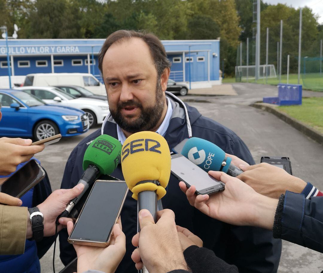 Jorge Menéndez Vallina responde a las preguntas de los medios en El Requexón.