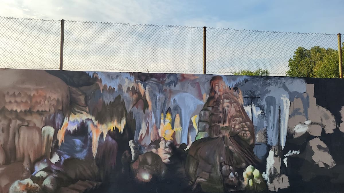 Un mural recuerda las Cuevas del Águila en Ramacastañas