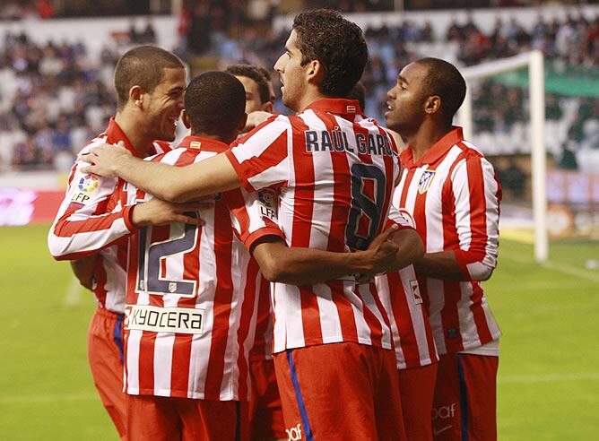 Los jugadores del Atlético celebran el gol de Agüero