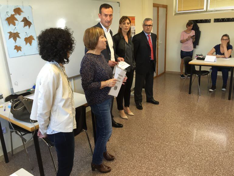 El alcalde y la concejala de Igualdad en una visita a la Casa de la Dona