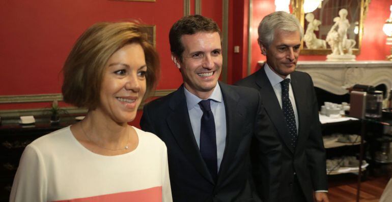 El candidato a la Presidencia del PP Pablo Casado (c), la secretaría general del PP, María Dolores de Cospedal (i), y Alfonso Suárez Illana (d) 