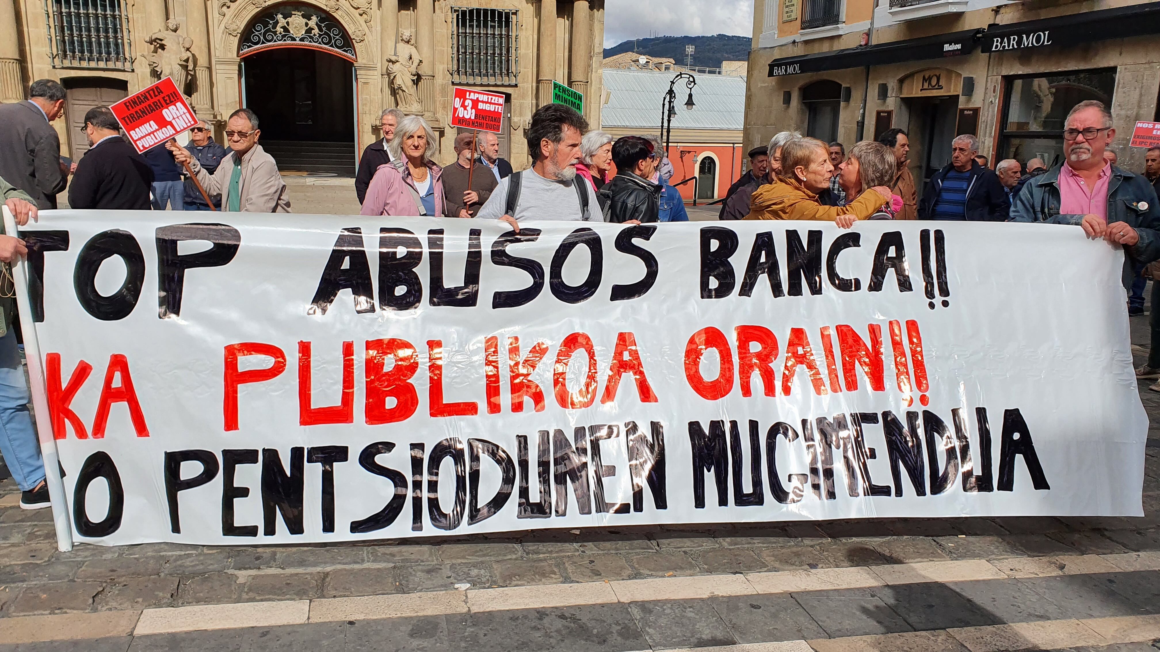 Pensionistas concentrados en la Plaza del Ayuntamiento de Pamplona