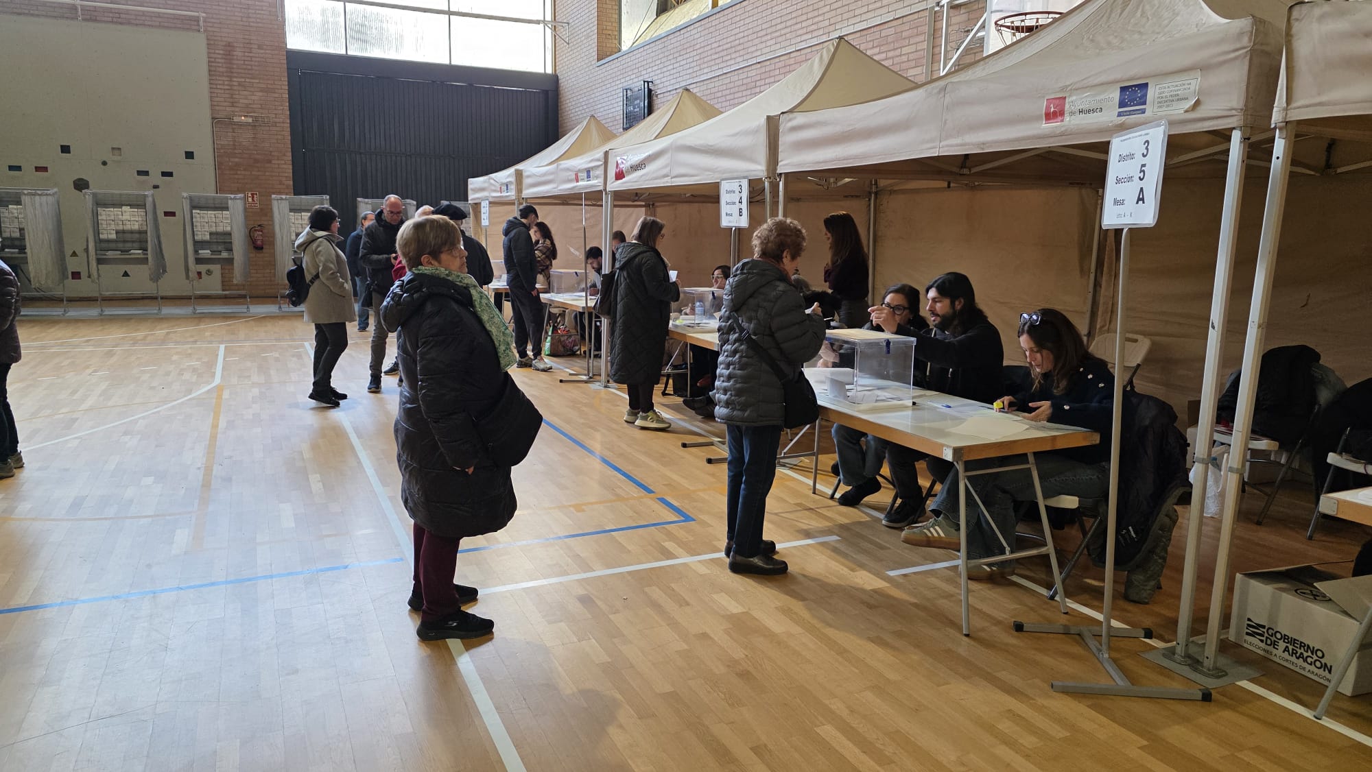 Normalidad en los centros electorales de Huesca en este 8F: "A primera hora a votar para que no se nos olvide" 