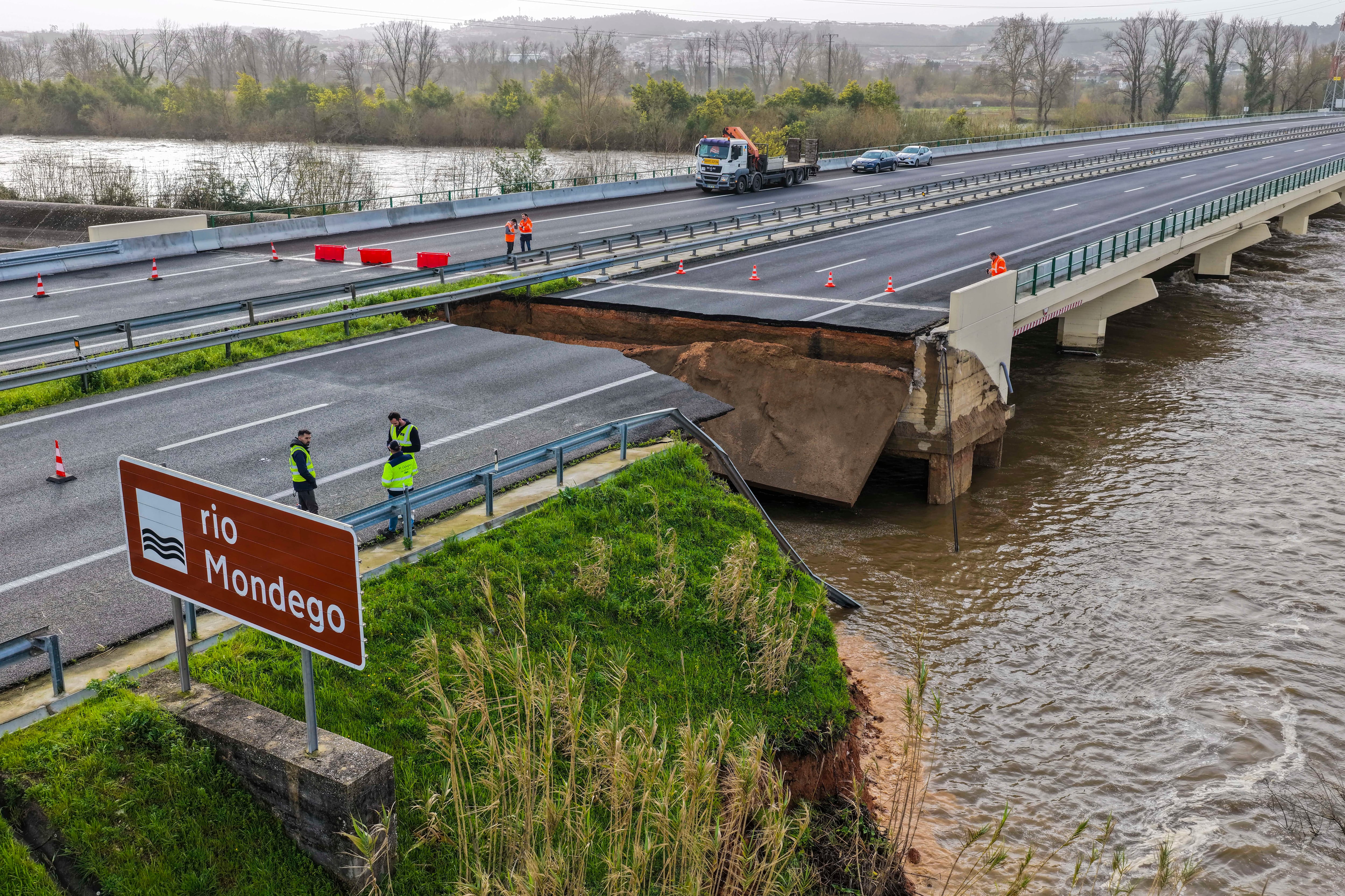 La autopista entre Lisboa y Oporto ha colapsado en Coimbra (Portugal).