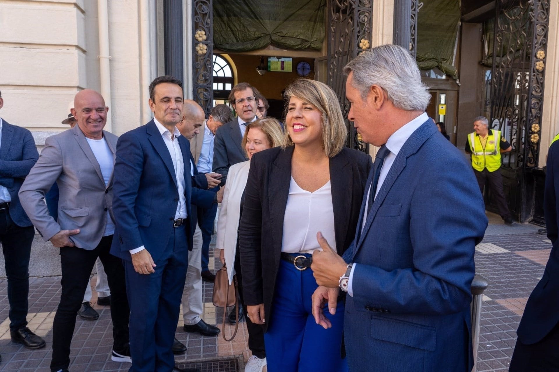 La alcaldesa, Noelia Arroyo, en la estación de tren