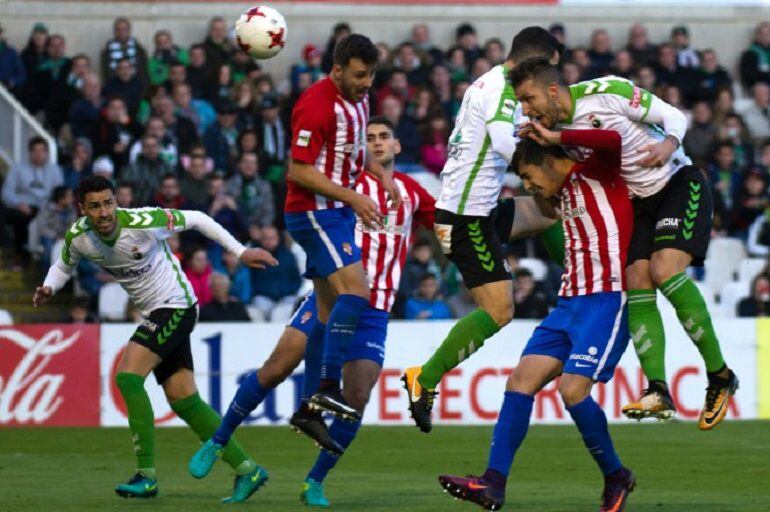 Una acción del partido disputado esta temporada entre el equipo cántabro y el Sporting B.