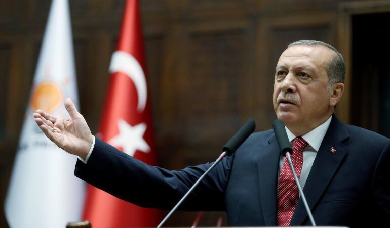 El presidente turco, Tayyip Erdogan, se dirige a los miembros del parlamento de su partido gobernante AK durante una reunión en el parlamento de Ankara, Turquía.