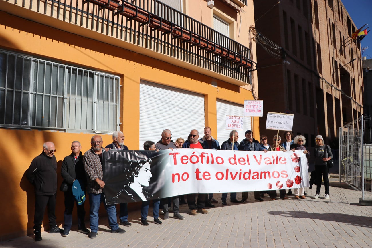 Vecinos de Elda se han concentrado frente a los juzgados de Elda