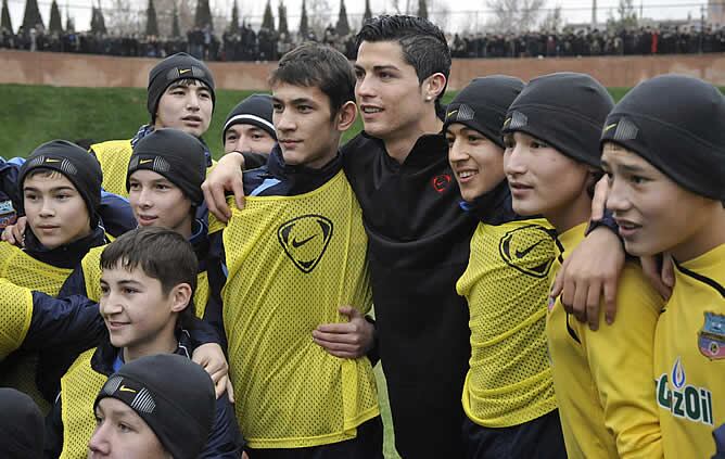 El portugués congregó a más de 20.000 aficionados en Uzbekistán