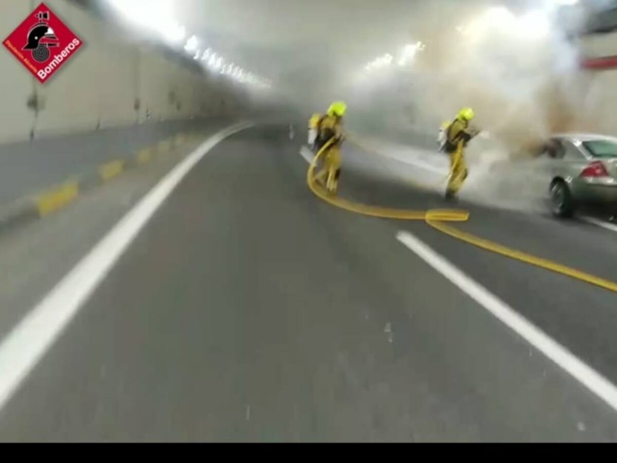 El incendio de un vehículo en la A-31 en Villena provoca retenciones de tráfico