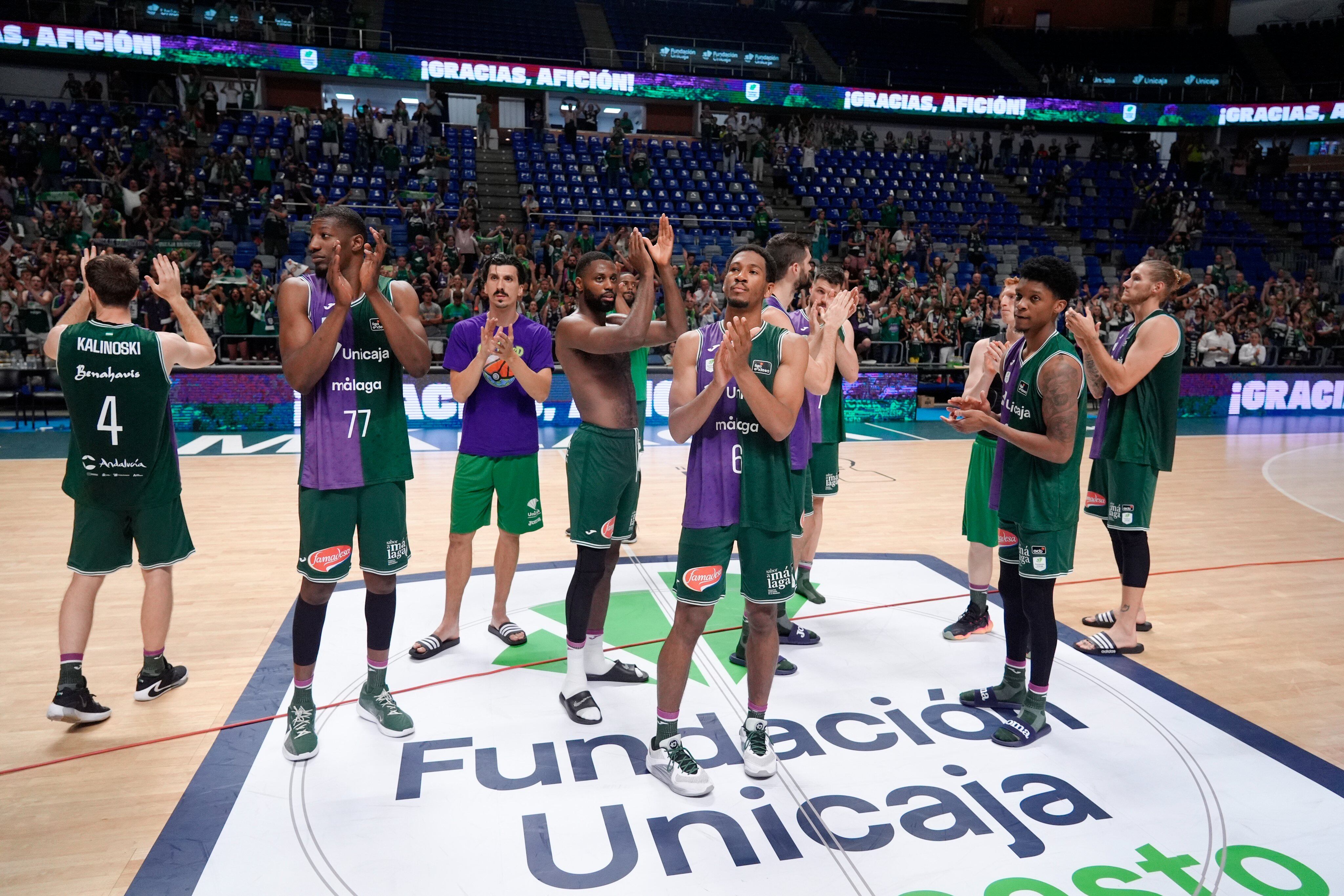 Algunos jugadores del Unicaja aplauden al público tras el último partido