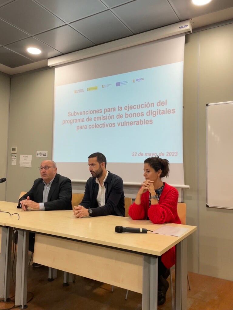 La coordinadora de Proyectos en la Red Aragonesa de Entidades Sociales para la inclusión, junto al director de Negocio y Marketing de Embou y el secretario General del IASS