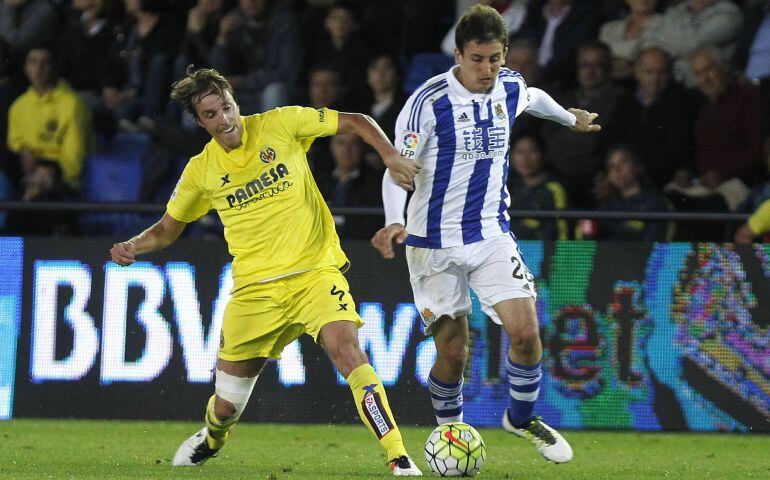 Tomás Pina y Mikel Oyarzabal pelean por un balón.
