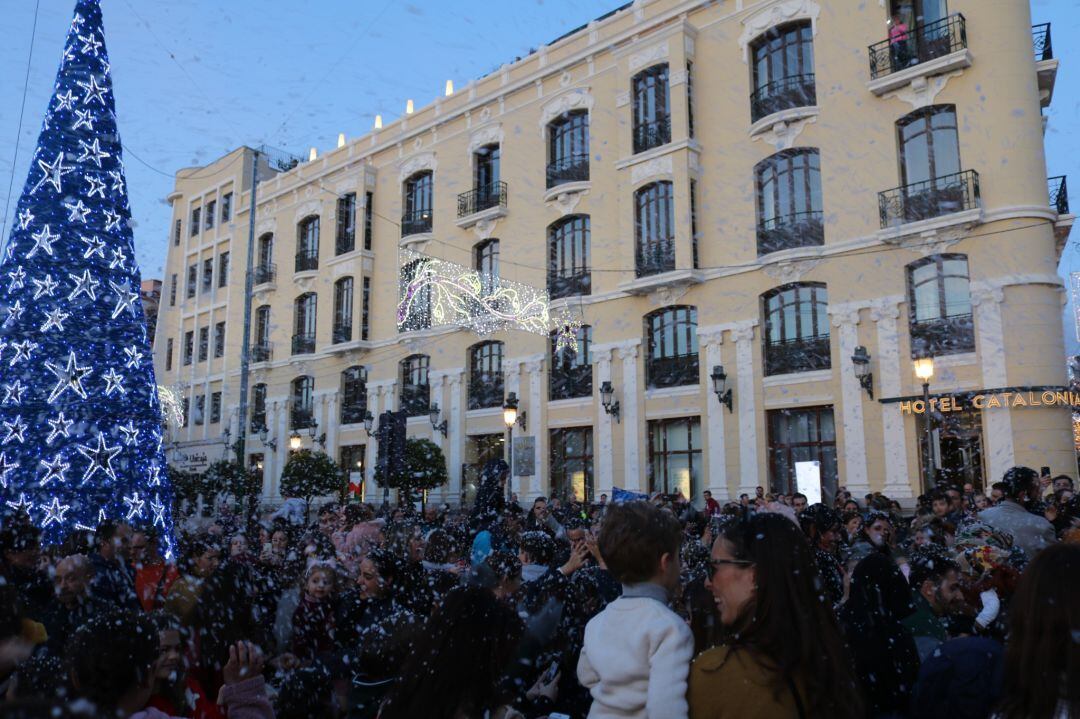 Numerosos ciudadanos asistieron a la inauguración de la aldea navideña