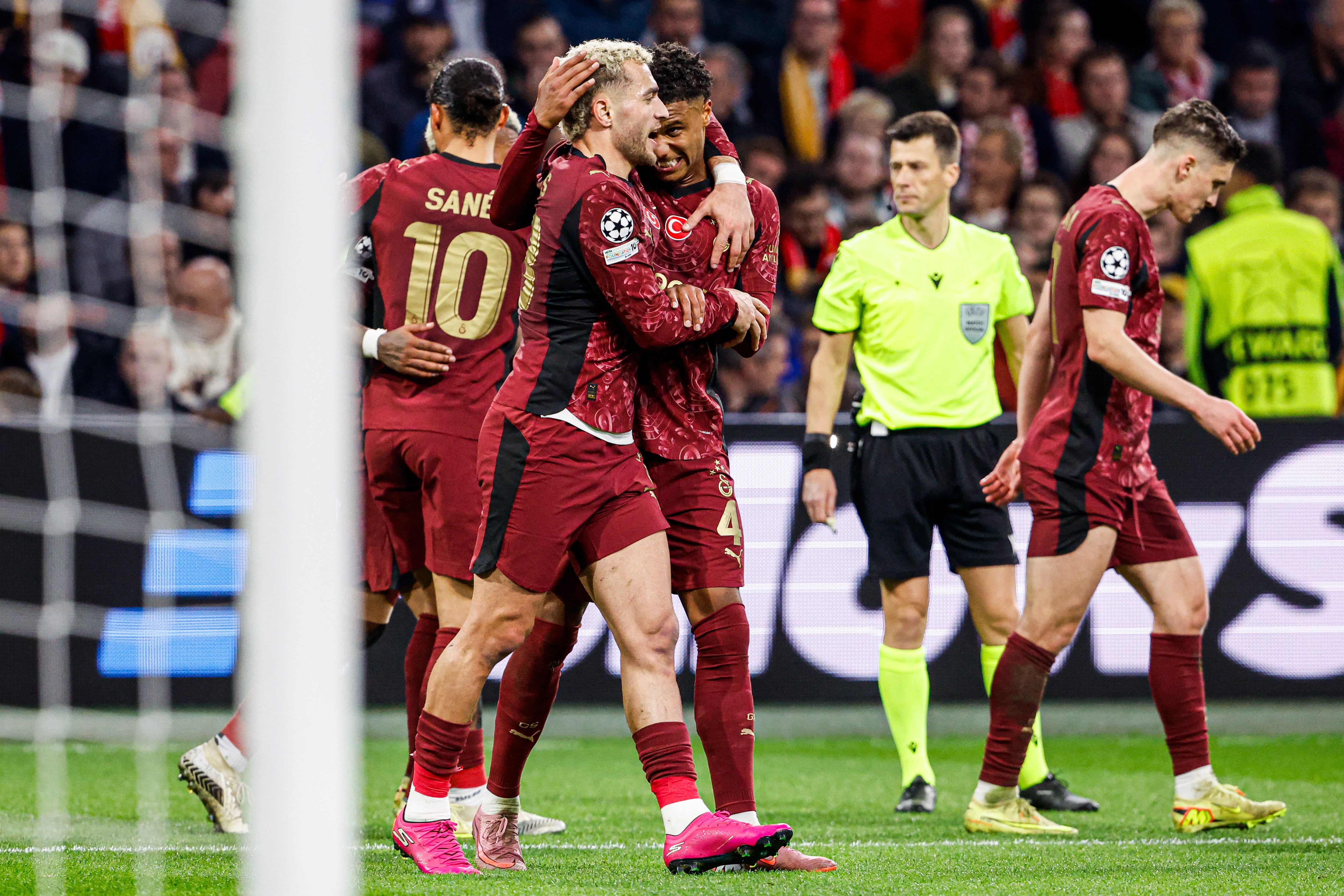 Metehan Baltaci, del Galatasaray, celebra un gol en Champions con Ismail Jakobs
