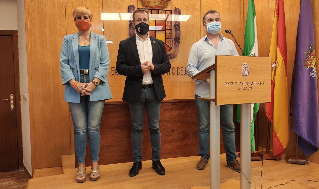 Julio Millán (en el centro) acompañado por María Cantos y Carlos Alberca de su equipo de gobierno