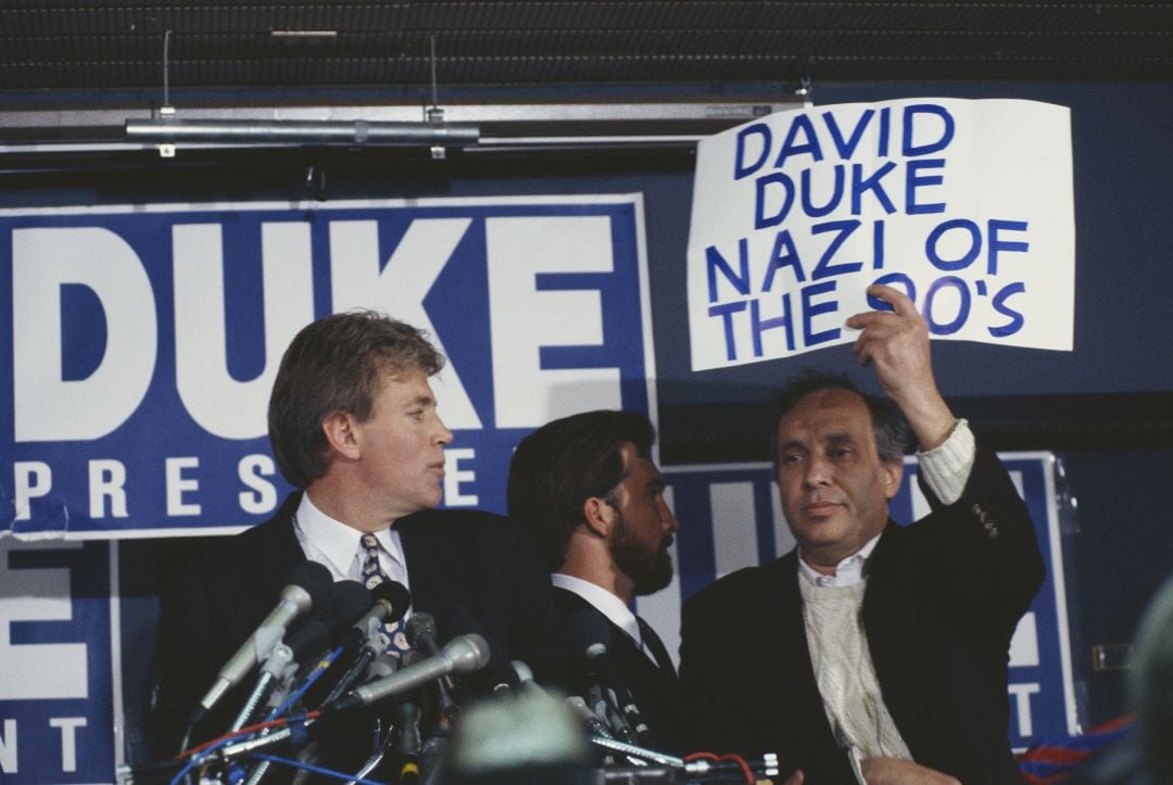 Protestas durante un acto de David Duke: &quot;Nazi de los 90&quot;, se lee en una pancarta