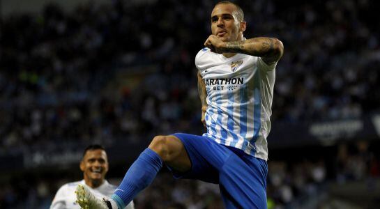 GRA262. MÁLAGA, 23/10/2016.- El delantero del Málaga Sandro Ramírez celebra su gol, tercero del equipo frente al Leganés, durante el partido de la novena jornada de la liga de Primera División que se celebra en el estadio de La Rosaleda, en Málaga. EFE/Jo