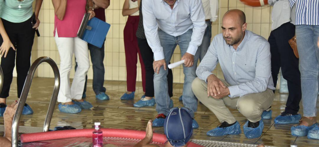 Visita del alcalde, Jorge García, a la piscina cubierta