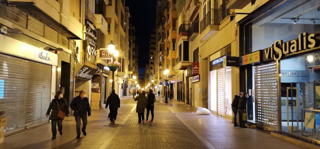 Los comercios deben cerrar a las seis de la tarde exceptuando los considerados como esenciales. En la imagen la calle Enmedio el primer día de las nuevas restricciones