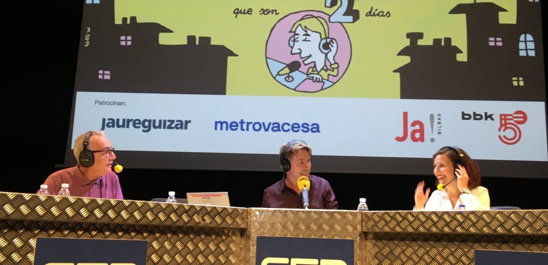 Juan José Millás, Javier del Pino e Iratxe García, la voz de Siri, durante un momento del Festival Ja! Bilbao 2019