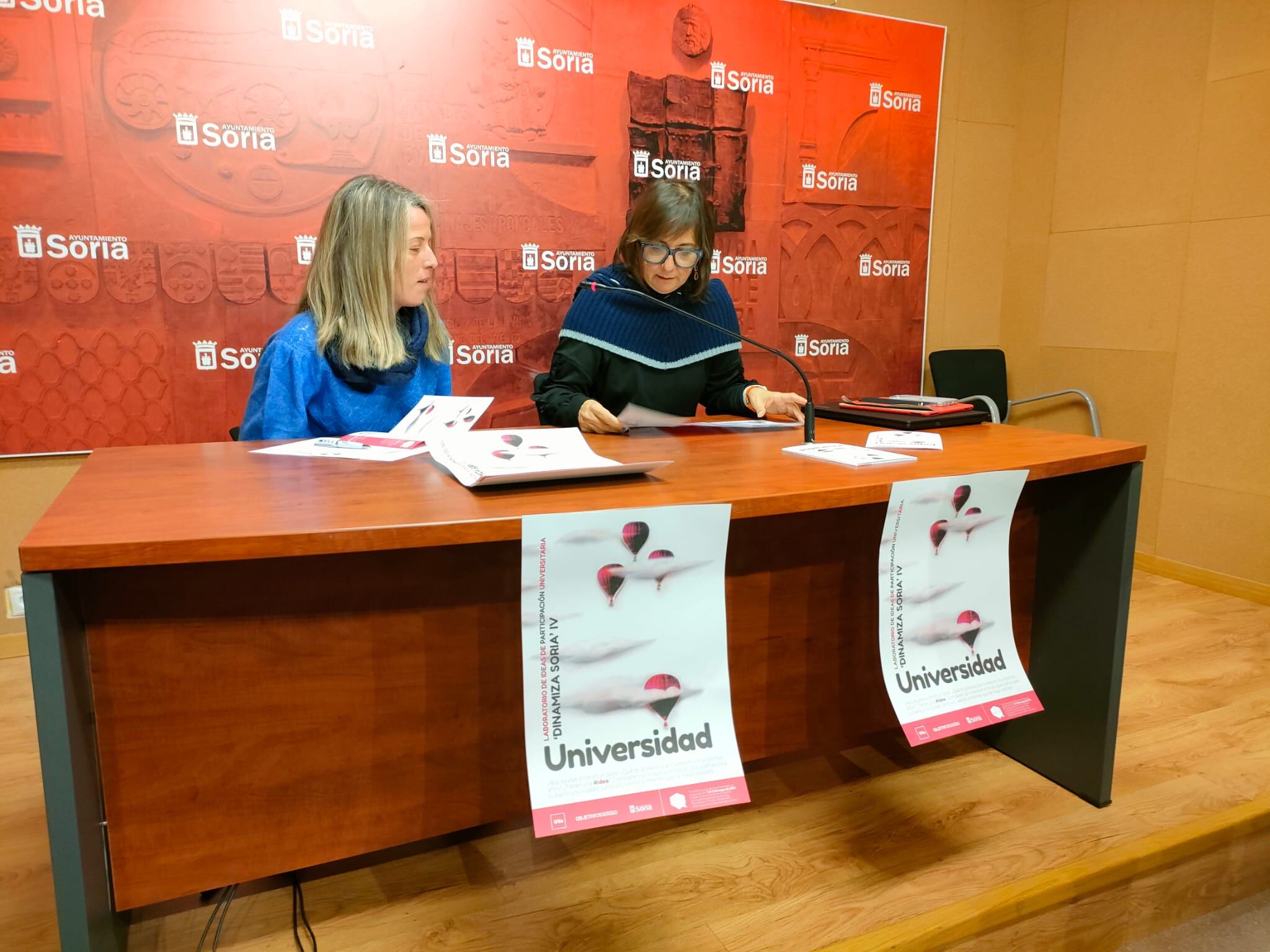 Presentación del Laboratorio de Ideas, con Ana Barrena (i) y Gloria Gonzalo (d).