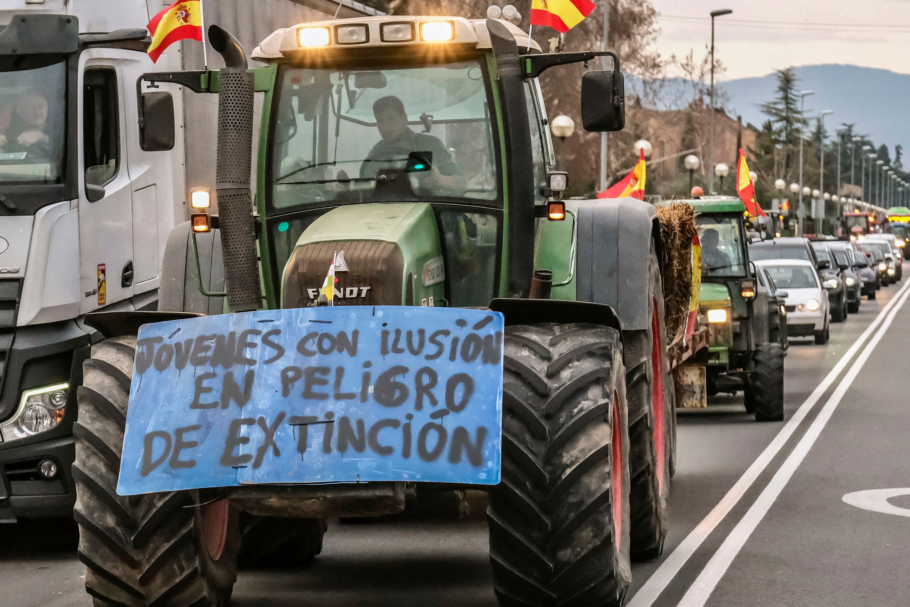 LOGROÑO, 06/02/2024.- Agricultores riojanos llevan su protesta a las puertas de la Delegación de Gobierno de La Rioja en Logroño este martes. Las protestas de agricultores, muchas de ellas de productores independientes convocados por las redes sociales, están afectando desde primera horas de este martes a numerosas carreteras de la vía principal y secundaria del país con cortes totales o parciales debido a la presencia de tractores. EFE/Fernando Díaz
