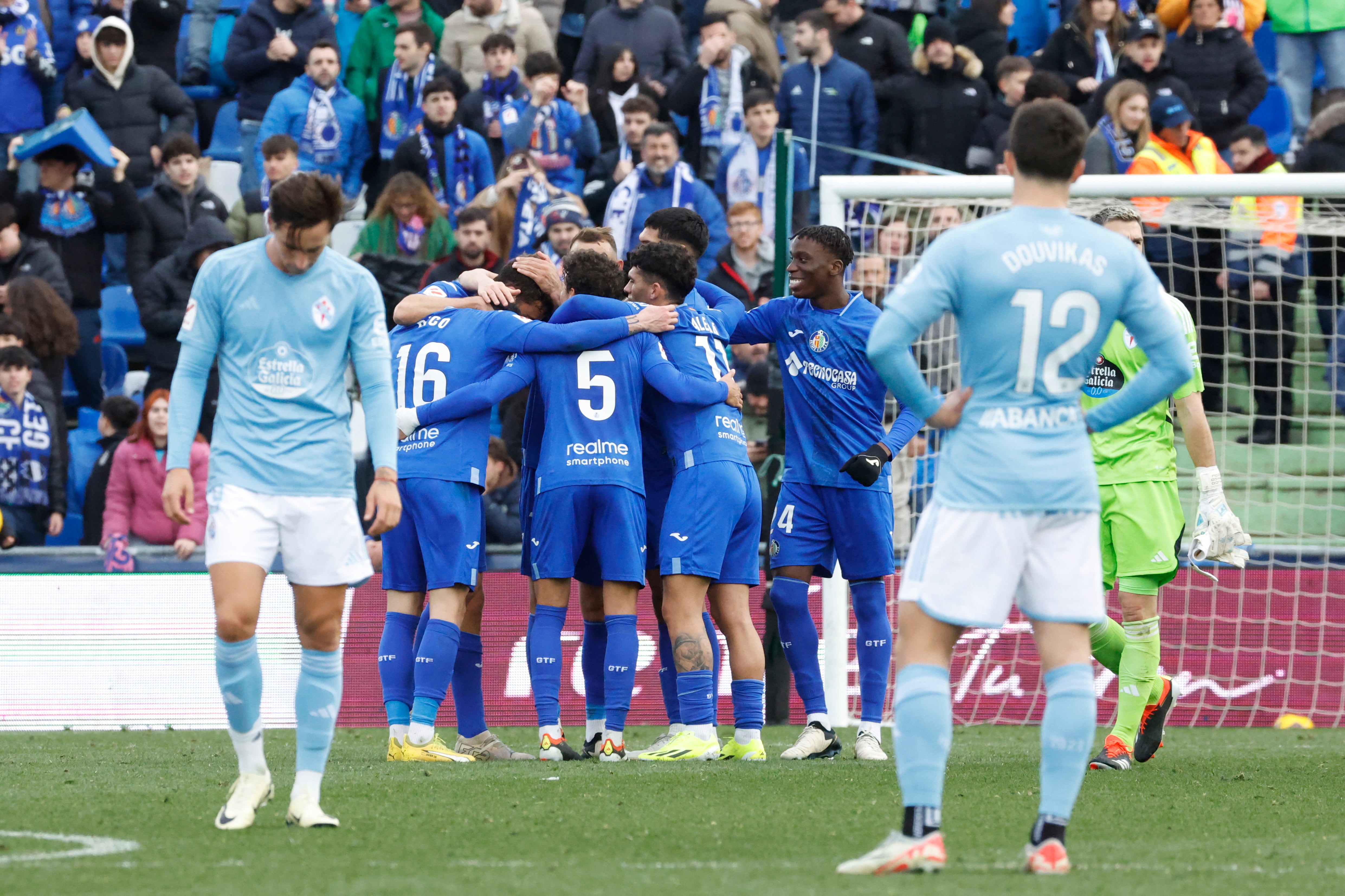 GETAFE, 11/02/2024.- Los jugadores del Getafe celebran un gol ante el Celta durante el partido correspondiente a la jornada 24 de Liga EA Sports que disputan el Getafe y el Celta de Vigo este domingo en el estadio Coliseum, en Getafe. EFE/Zipi
