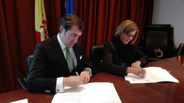 El consejero de Fomento, Juan Carlos Suárez Quiñones y la alcaldesa de Fabero, Paz Martínez Ramón firman el convenio