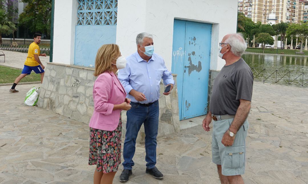 El concejal socialista Salvador Trujillo y la viceportavoz socialista Begoña Medina en Huelin